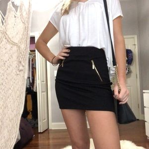 super classy guess mini skirt💫